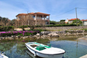 Seaside apartments with a swimming pool Ugljan - 829, Sutomišćica